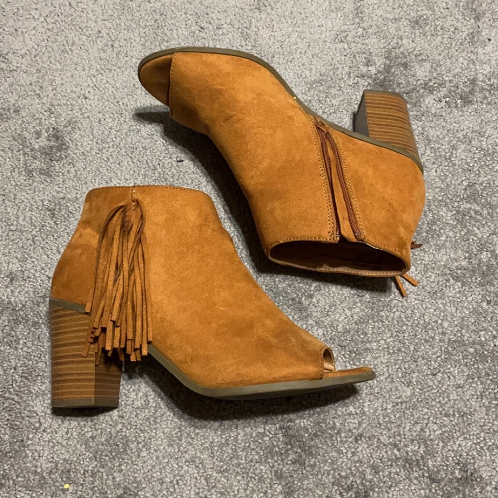 Women’s fashion heeled boots